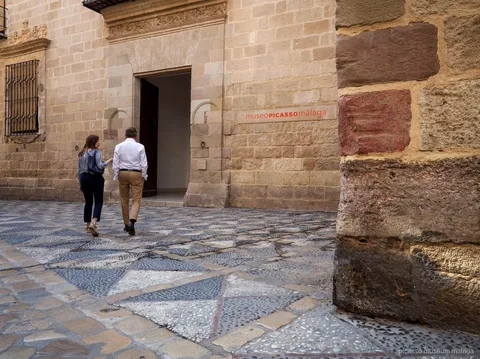 Patio de entrada del Museo Picasso Málaga para visitantes con entradas al museo