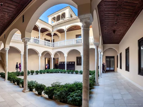 Detalle de arquitectura renacentista y mudéjar dentro del Palacio de Buenavista, sede del Museo Picasso Málaga