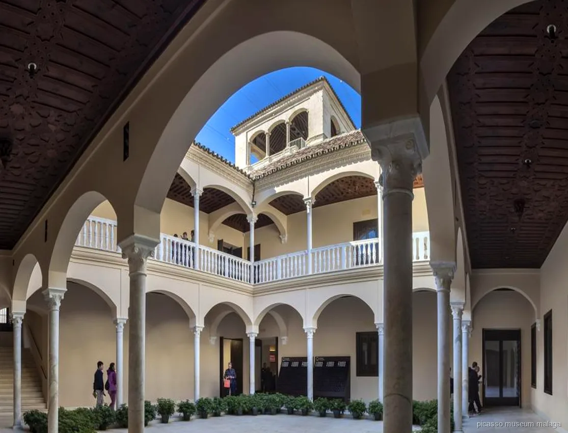 Bezoekers luisteren naar een gids tijdens een Picasso Museum Malaga rondleiding