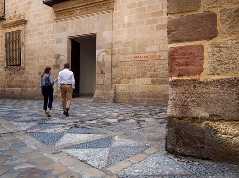 Ingangsplein van het Museo Picasso Málaga voor bezoekers met Picasso Museum Malaga tickets