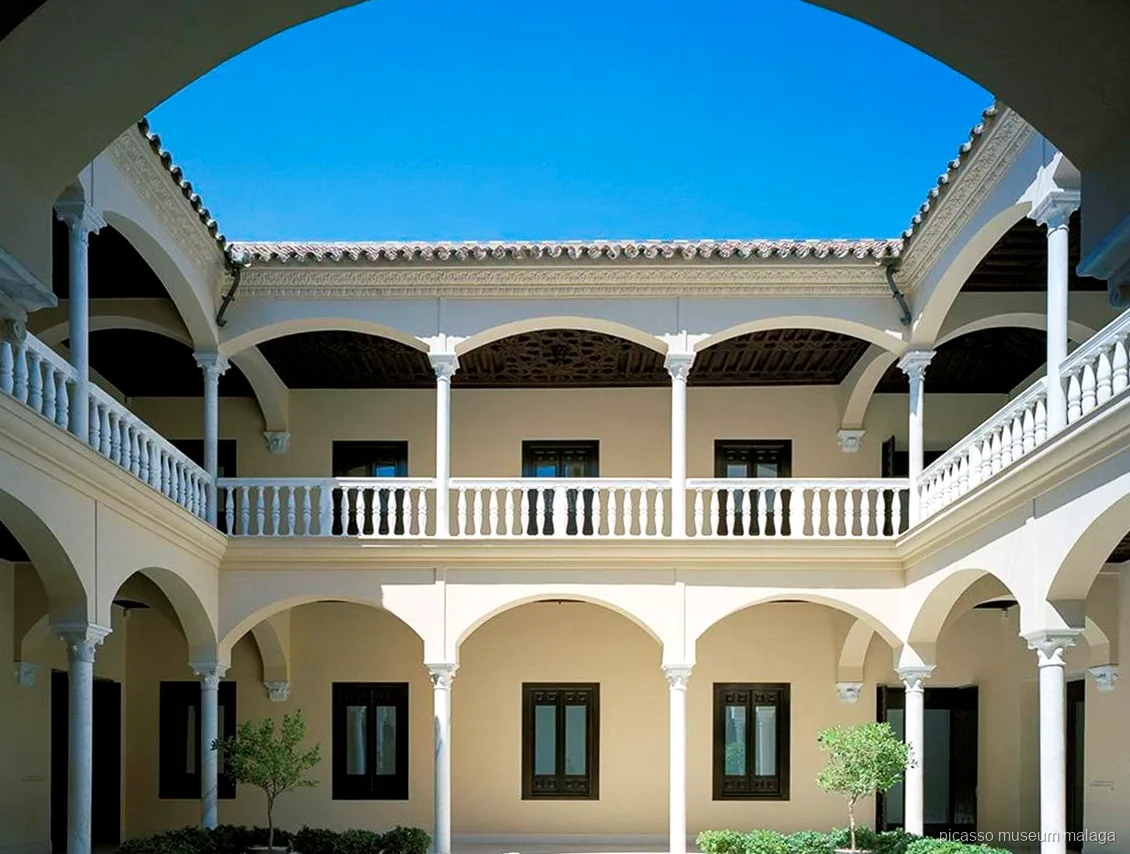 Keramiekvitrine in de vaste collectie van het Picasso Museum Malaga