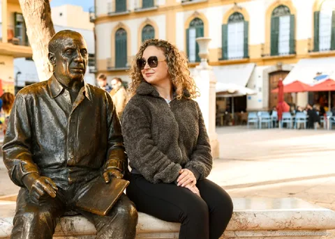 Guía liderando el tour a pie por la historia de Picasso en el casco antiguo de Málaga
