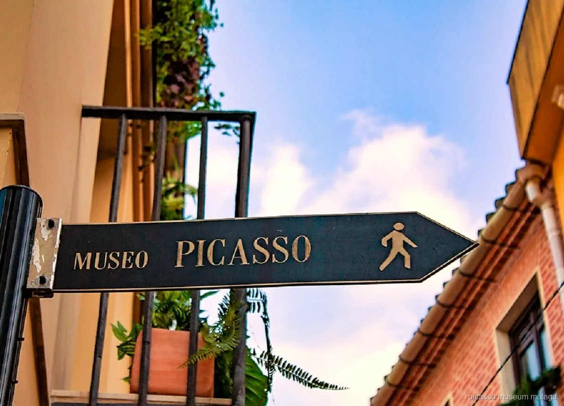 Guía explicando la historia familiar de Picasso durante el tour a pie en Málaga