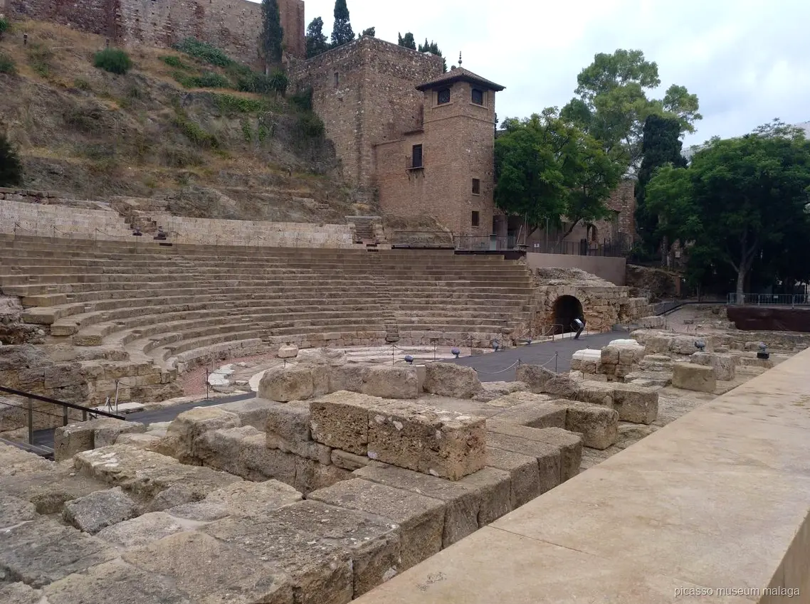 Guía llevando el tour combinado de la Catedral de Málaga y el Museo Picasso por el casco antiguo