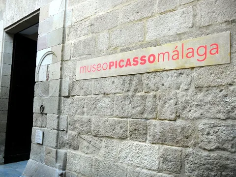 Guida privata che accompagna un tour privato al Museo Picasso Malaga nel centro storico