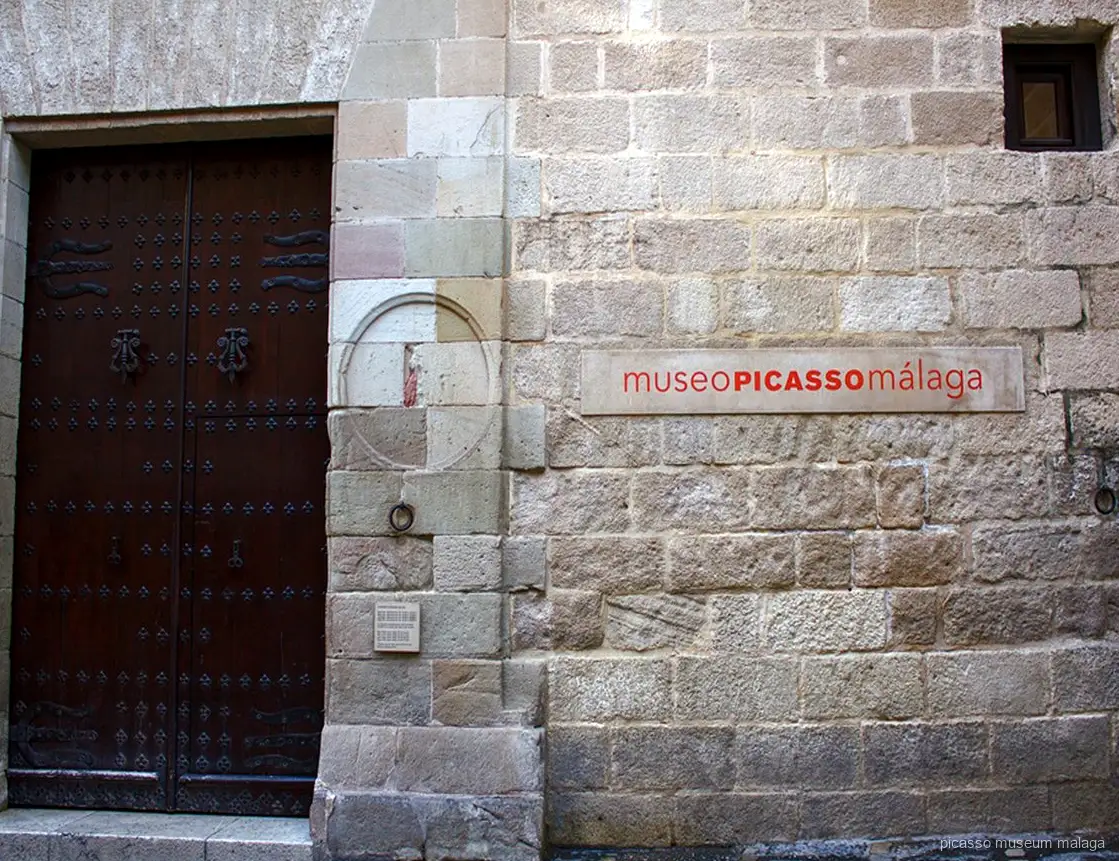 Guida che accompagna un piccolo gruppo nella visita guidata al Museo Picasso Malaga fuori dal Palacio de Buenavista